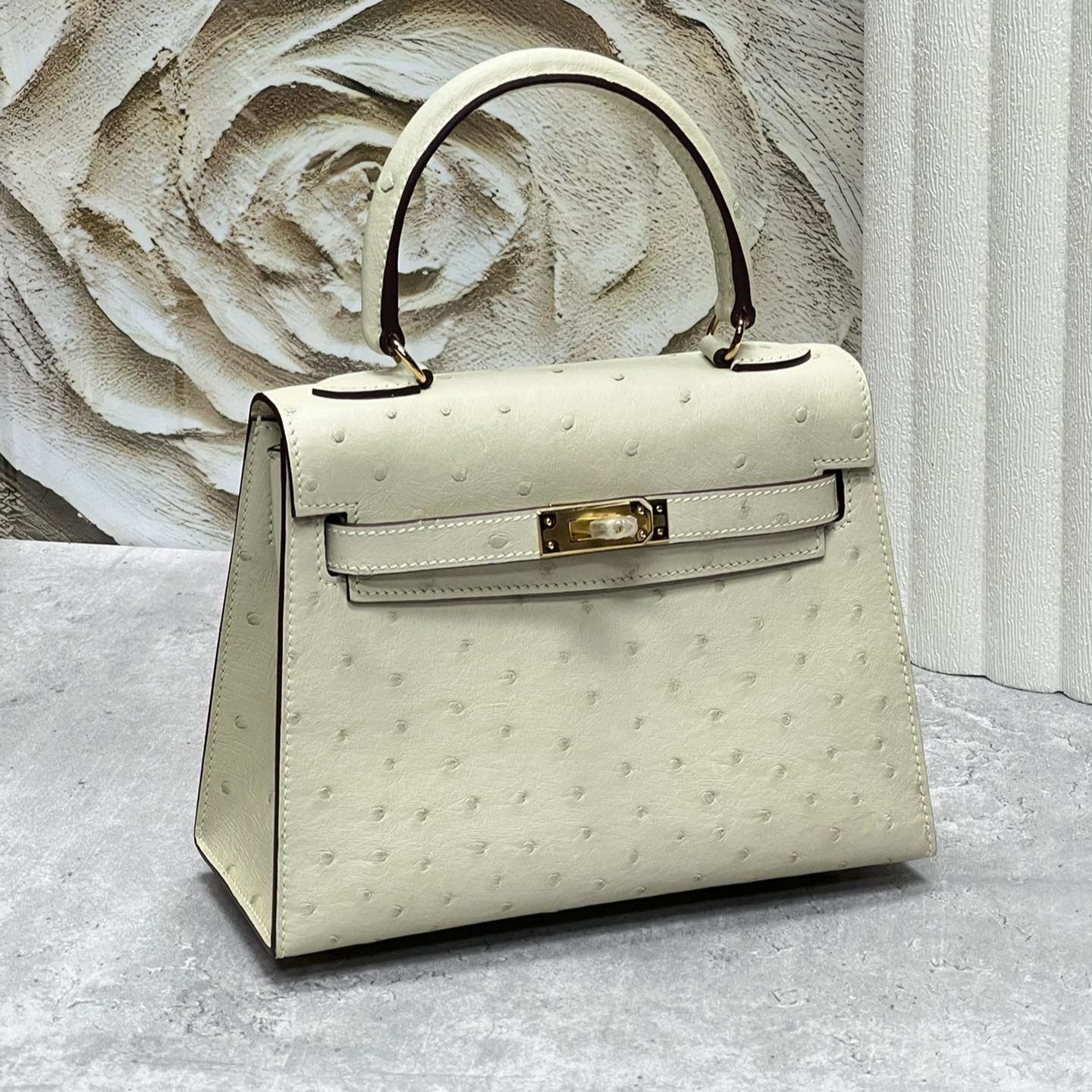 HERMES KELLY BAG 20 IN WHITE CREAM OSTRICH LEATHER WITH GOLD HARDWARE