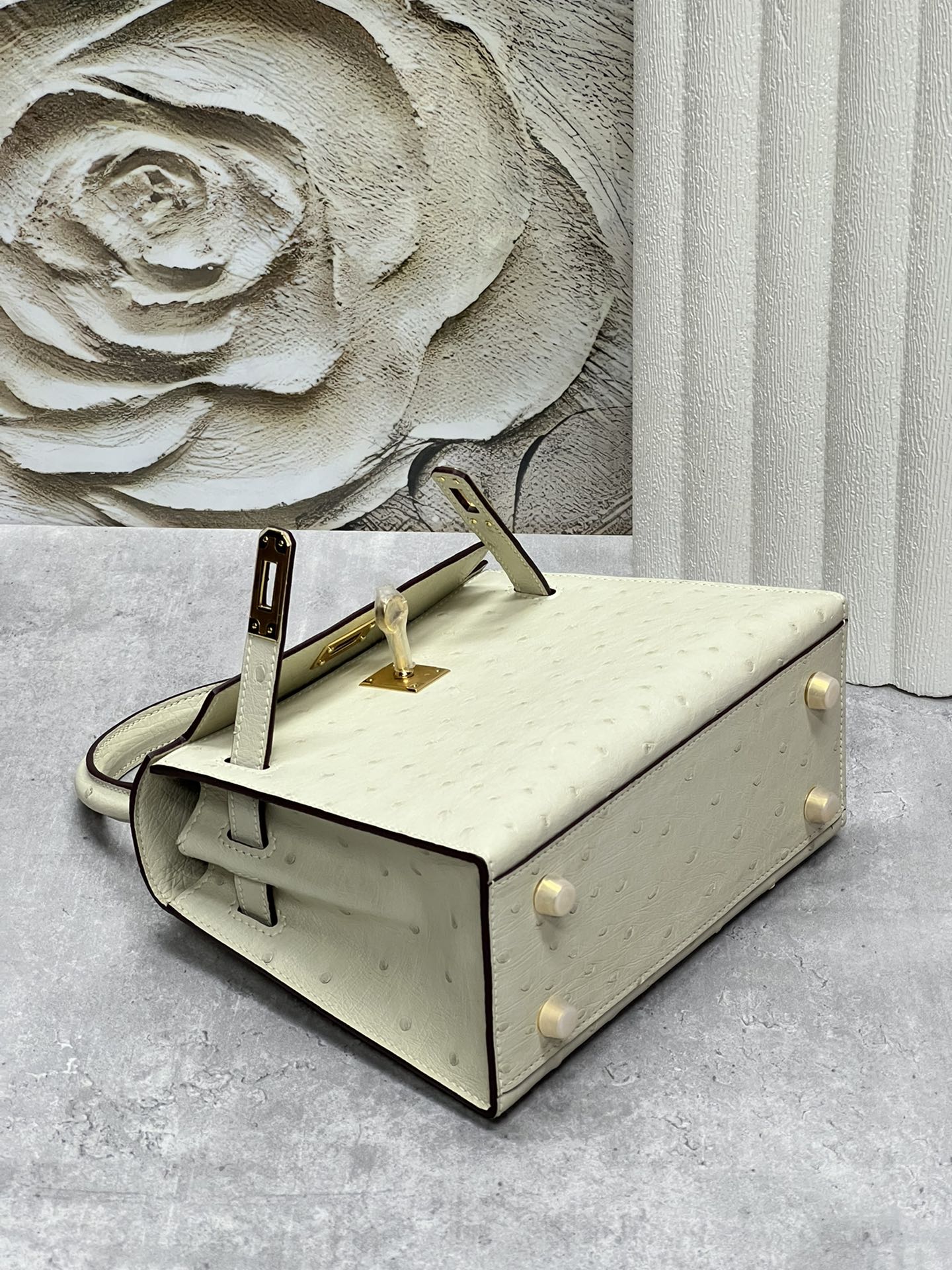 HERMES KELLY BAG 20 IN WHITE CREAM OSTRICH LEATHER WITH GOLD HARDWARE