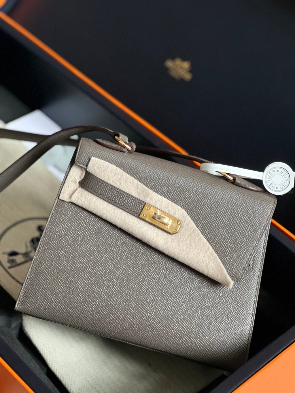HERMES KELLY DESORDRE 20 IN MEDIUM BROWN EPSOM LEATHER WITH GOLD HARDWARE