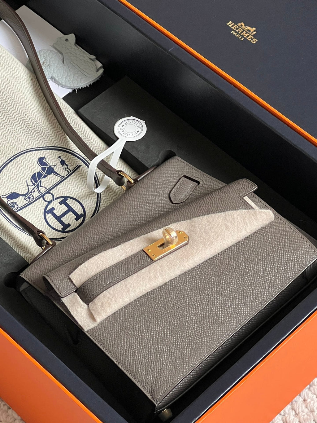 HERMES KELLY DESORDRE 20 IN MEDIUM BROWN EPSOM LEATHER WITH GOLD HARDWARE