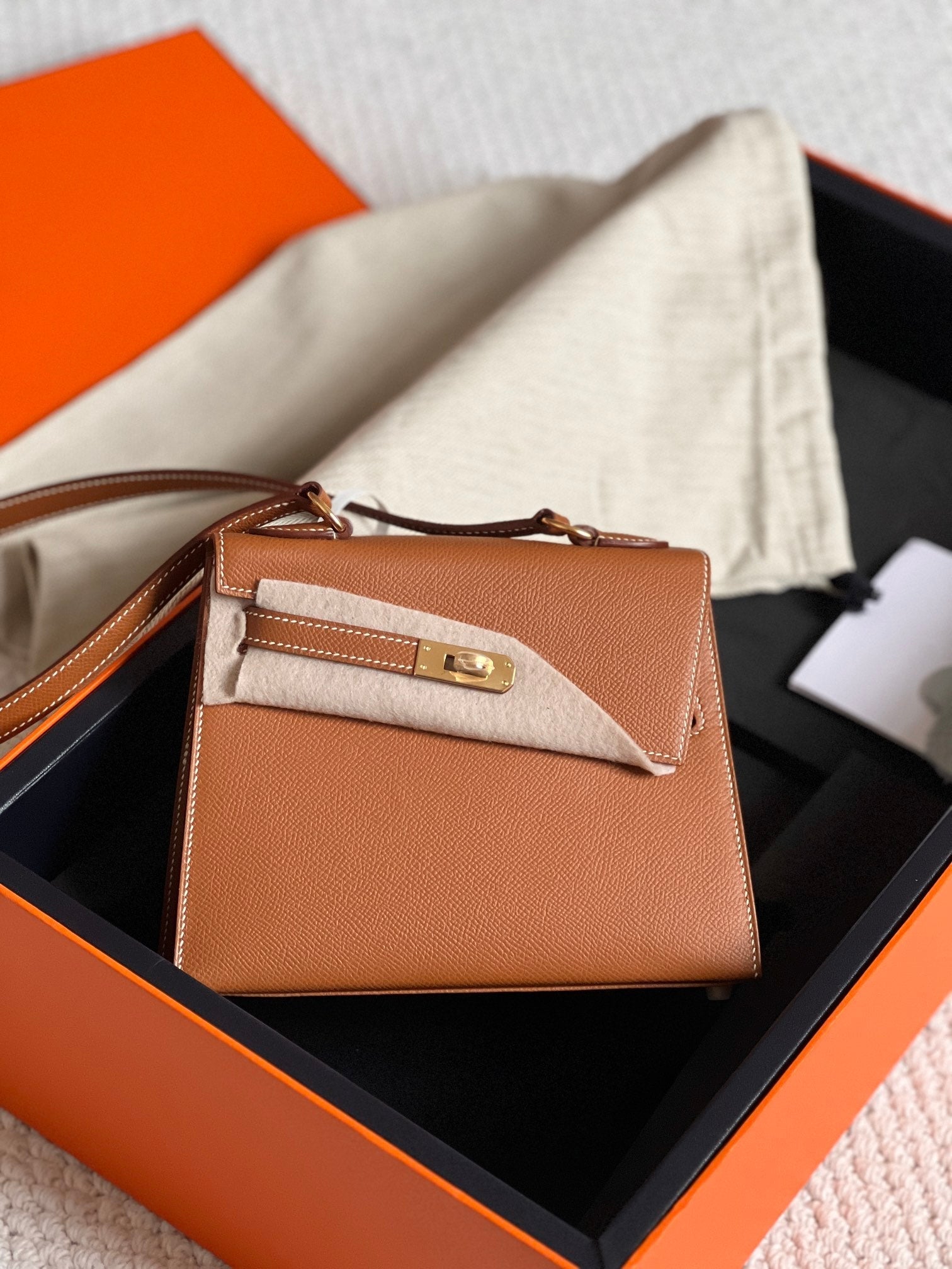 HERMES KELLY DESORDRE 20 IN BRONZE BROWN EPSOM LEATHER WITH GOLD HARDWARE