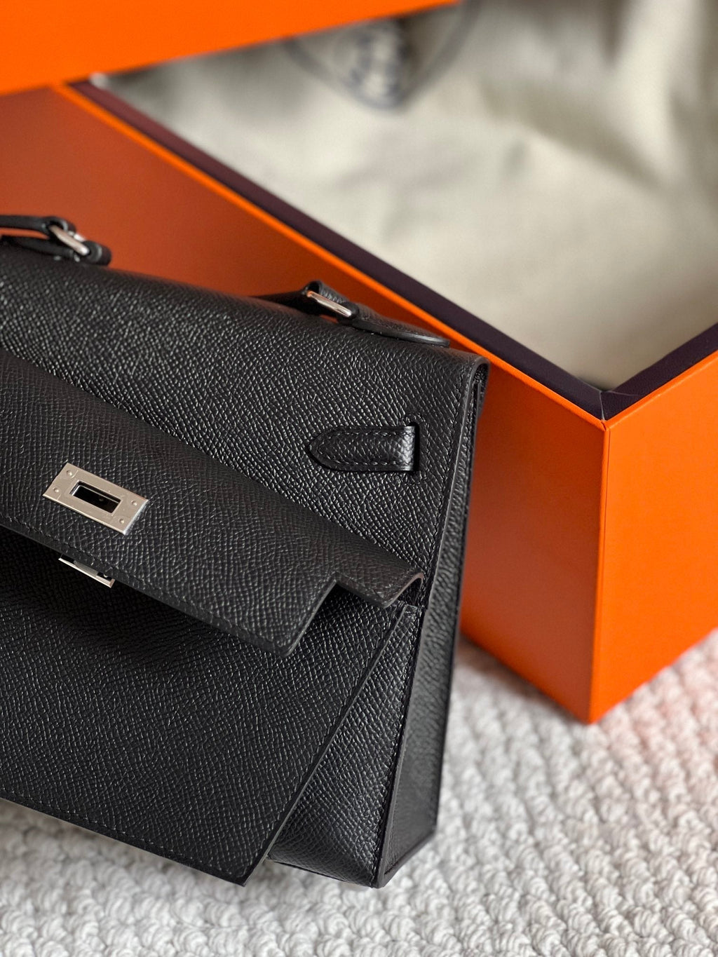 HERMES KELLY DESORDRE 20 IN BLACK EPSOM LEATHER WITH SILVER HARDWARE