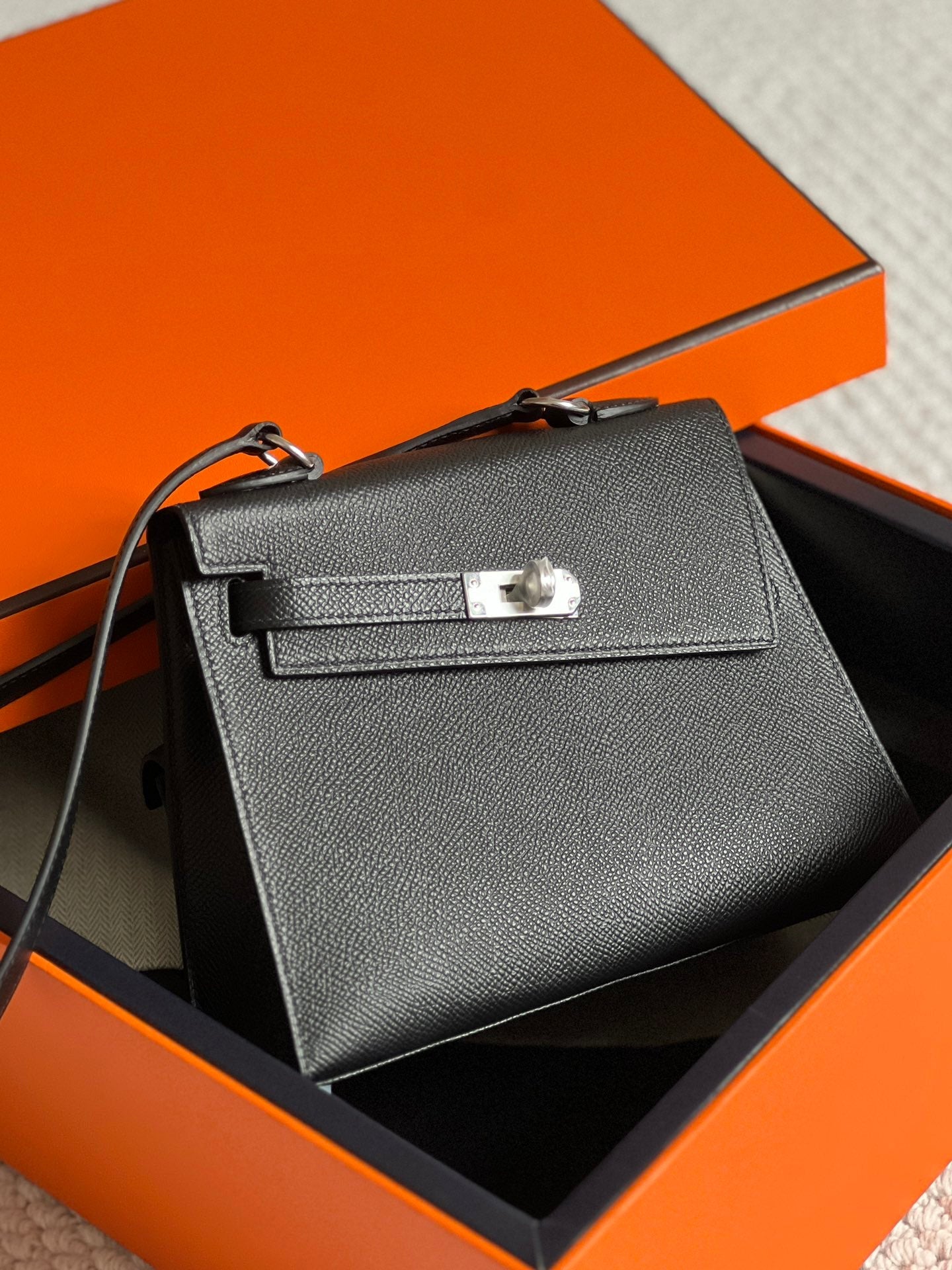 HERMES KELLY DESORDRE 20 IN BLACK EPSOM LEATHER WITH SILVER HARDWARE