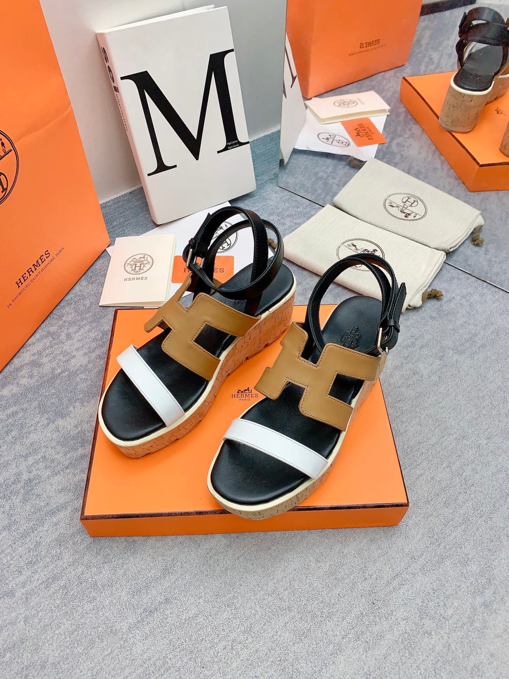 HERMES HAVANE 30 SANDAL IN WHITE AND PEANUT BROWN CALFSKIN