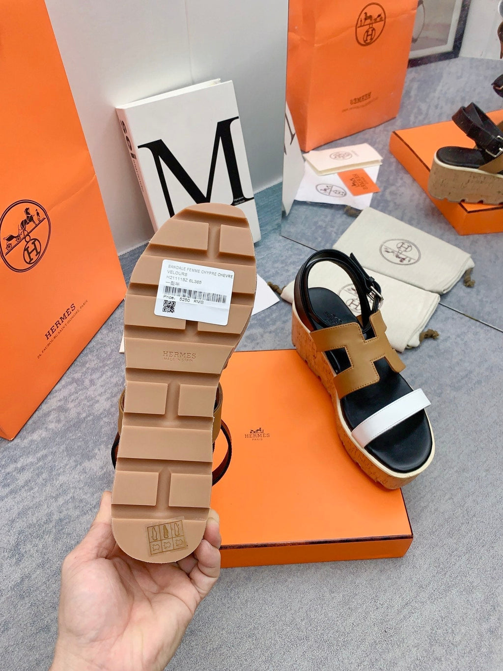 HERMES HAVANE 30 SANDAL IN WHITE AND PEANUT BROWN CALFSKIN