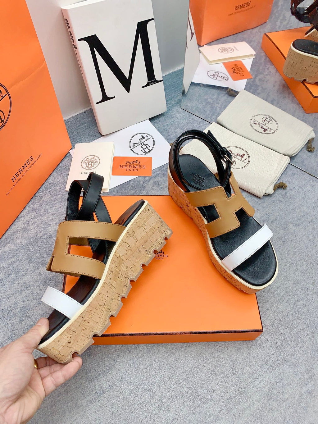 HERMES HAVANE 30 SANDAL IN WHITE AND PEANUT BROWN CALFSKIN