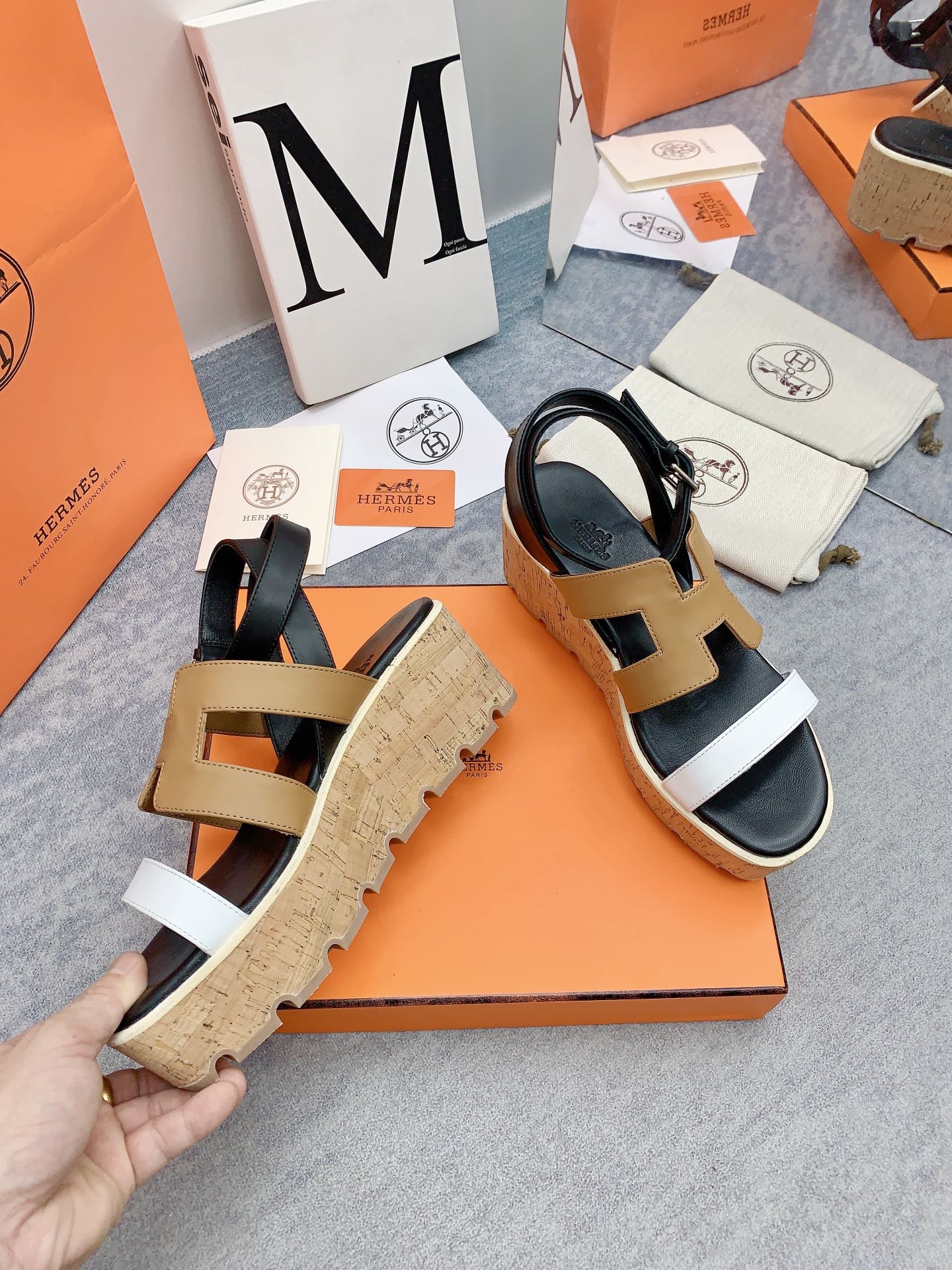HERMES HAVANE 30 SANDAL IN WHITE AND PEANUT BROWN CALFSKIN