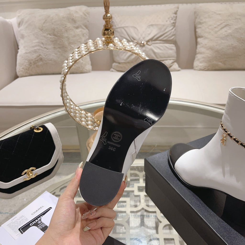 CHANEL MID-HEEL ANKLE BOOTS IN WHITE SMOOTH CALFSKIN