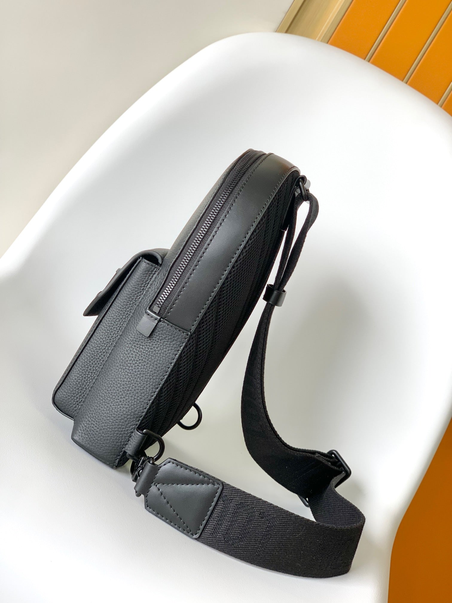 LOUIS VUITTON PILOT SLINGBAG 30 IN BLACK COWHIDE LEATHER