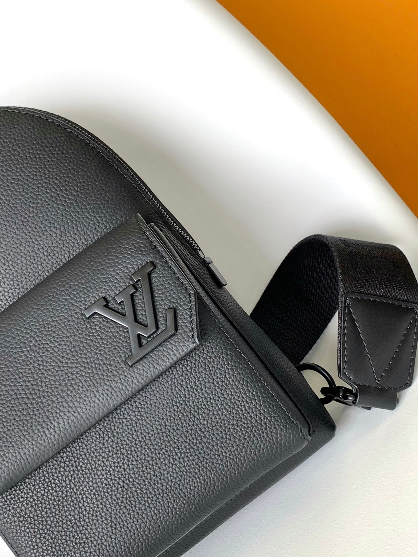 LOUIS VUITTON PILOT SLINGBAG 30 IN BLACK COWHIDE LEATHER