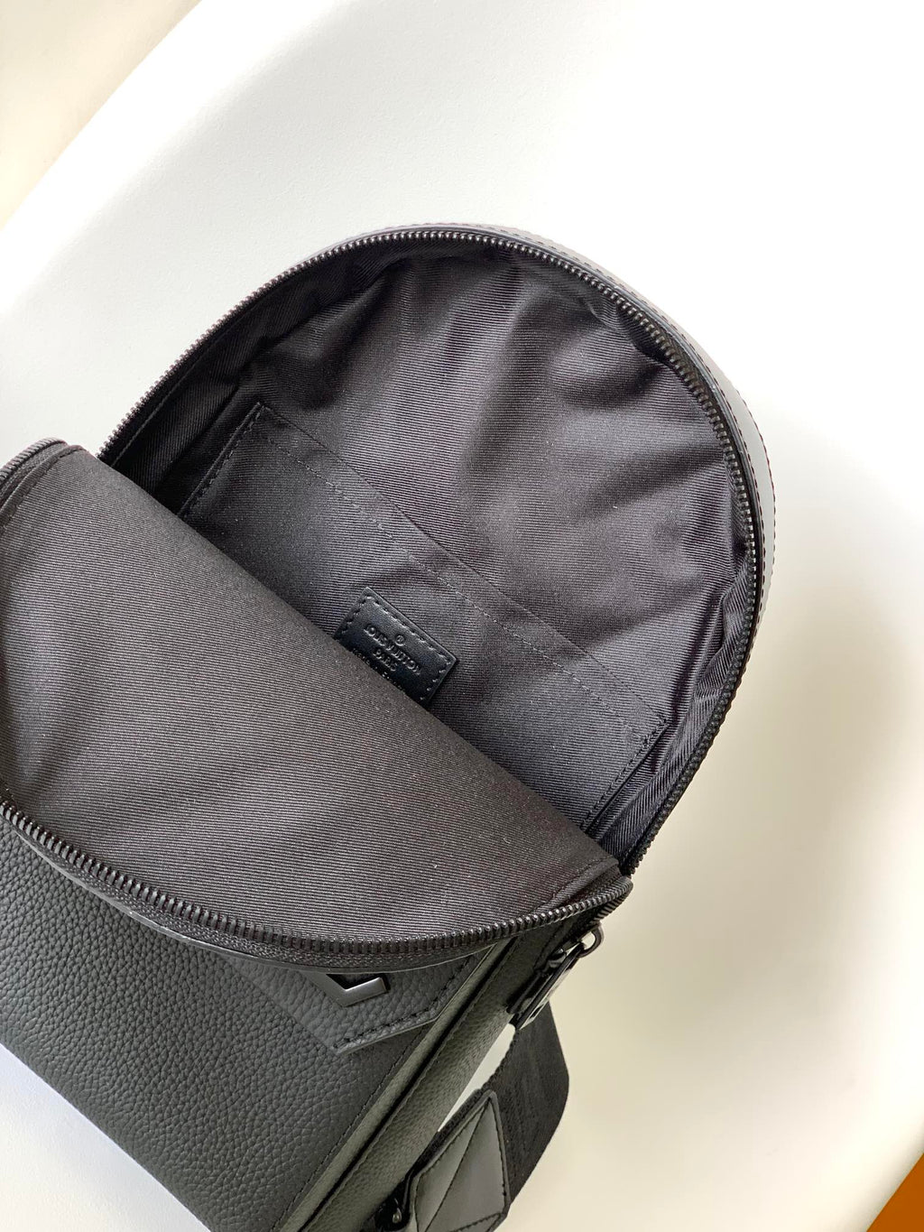 LOUIS VUITTON PILOT SLINGBAG 30 IN BLACK COWHIDE LEATHER