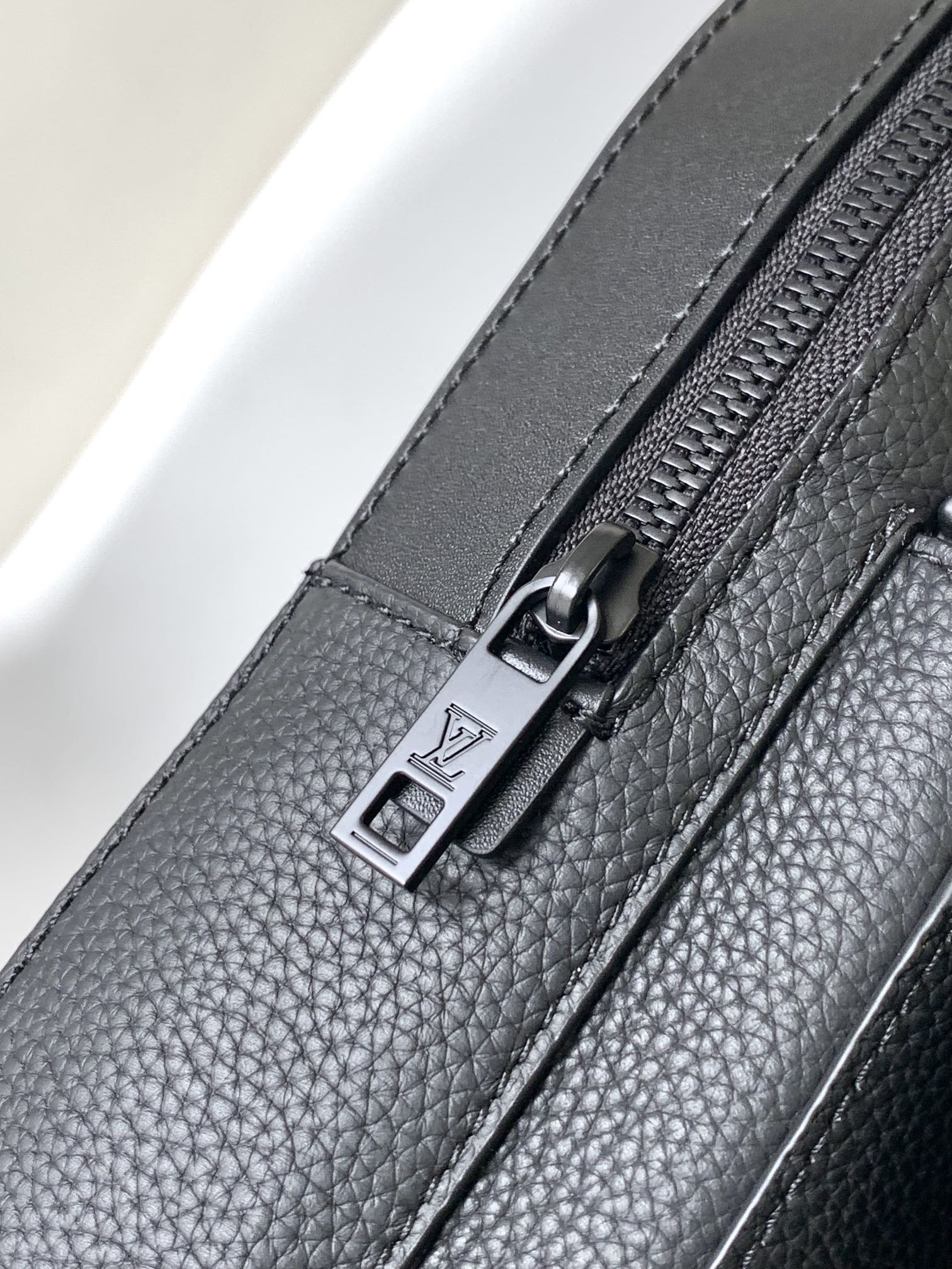 LOUIS VUITTON PILOT SLINGBAG 30 IN BLACK COWHIDE LEATHER