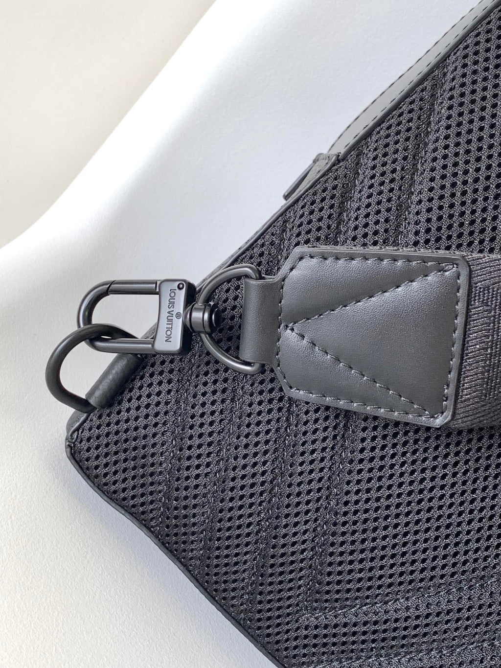 LOUIS VUITTON PILOT SLINGBAG 30 IN BLACK COWHIDE LEATHER