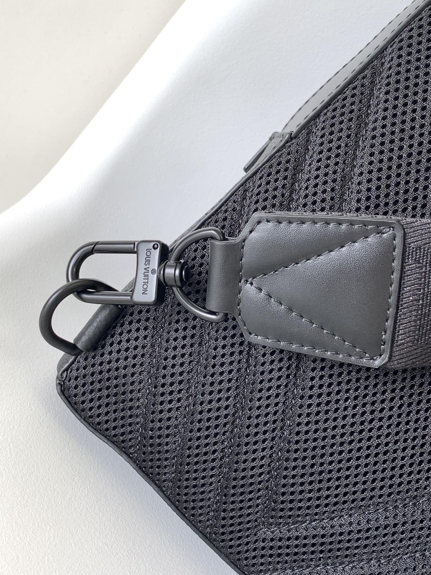 LOUIS VUITTON PILOT SLINGBAG 30 IN BLACK COWHIDE LEATHER