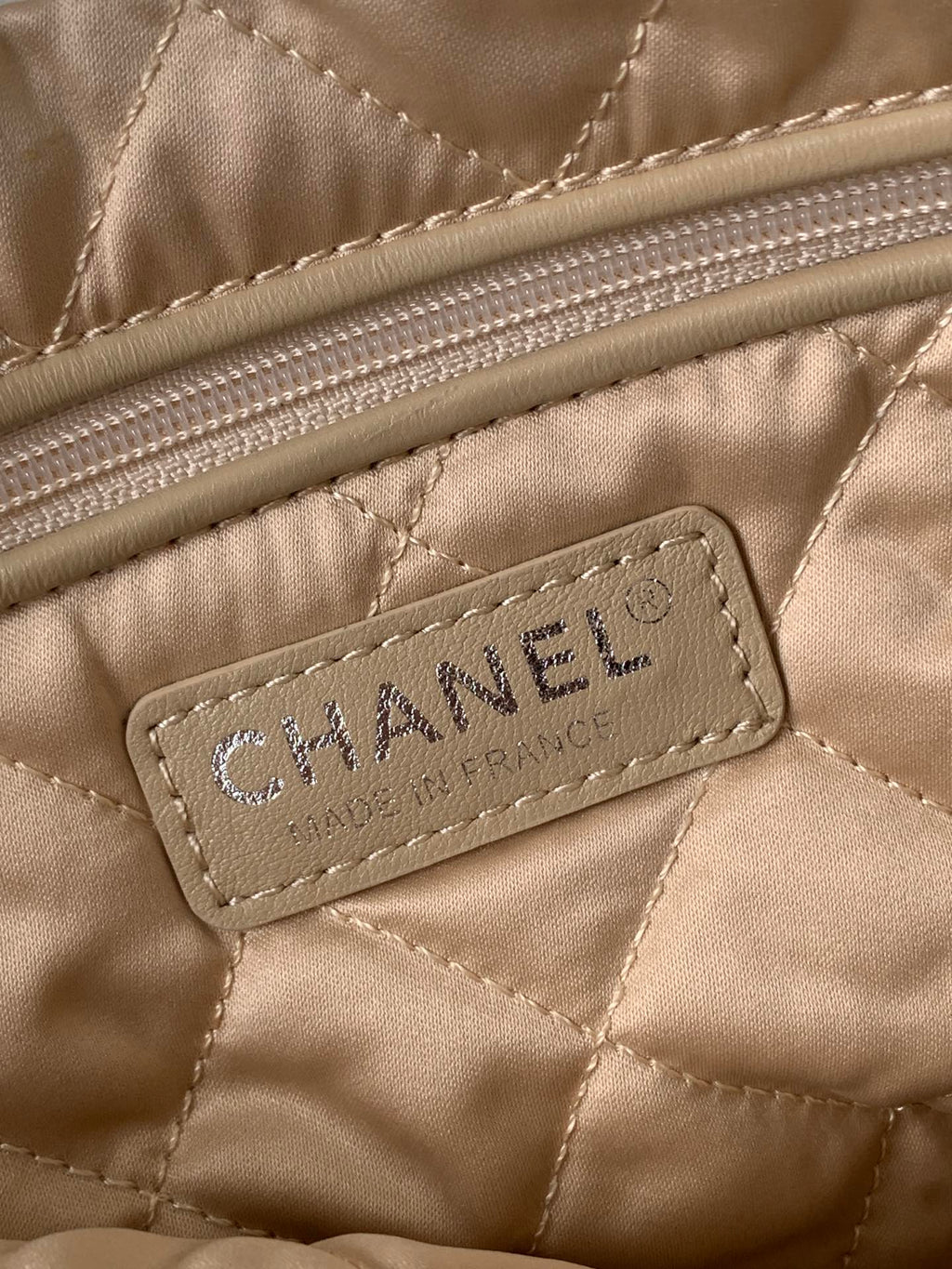 CHANEL MEDIUM 37 HANDBAG IN WHITE SHINY CALFSKIN SILVER HARDWARE