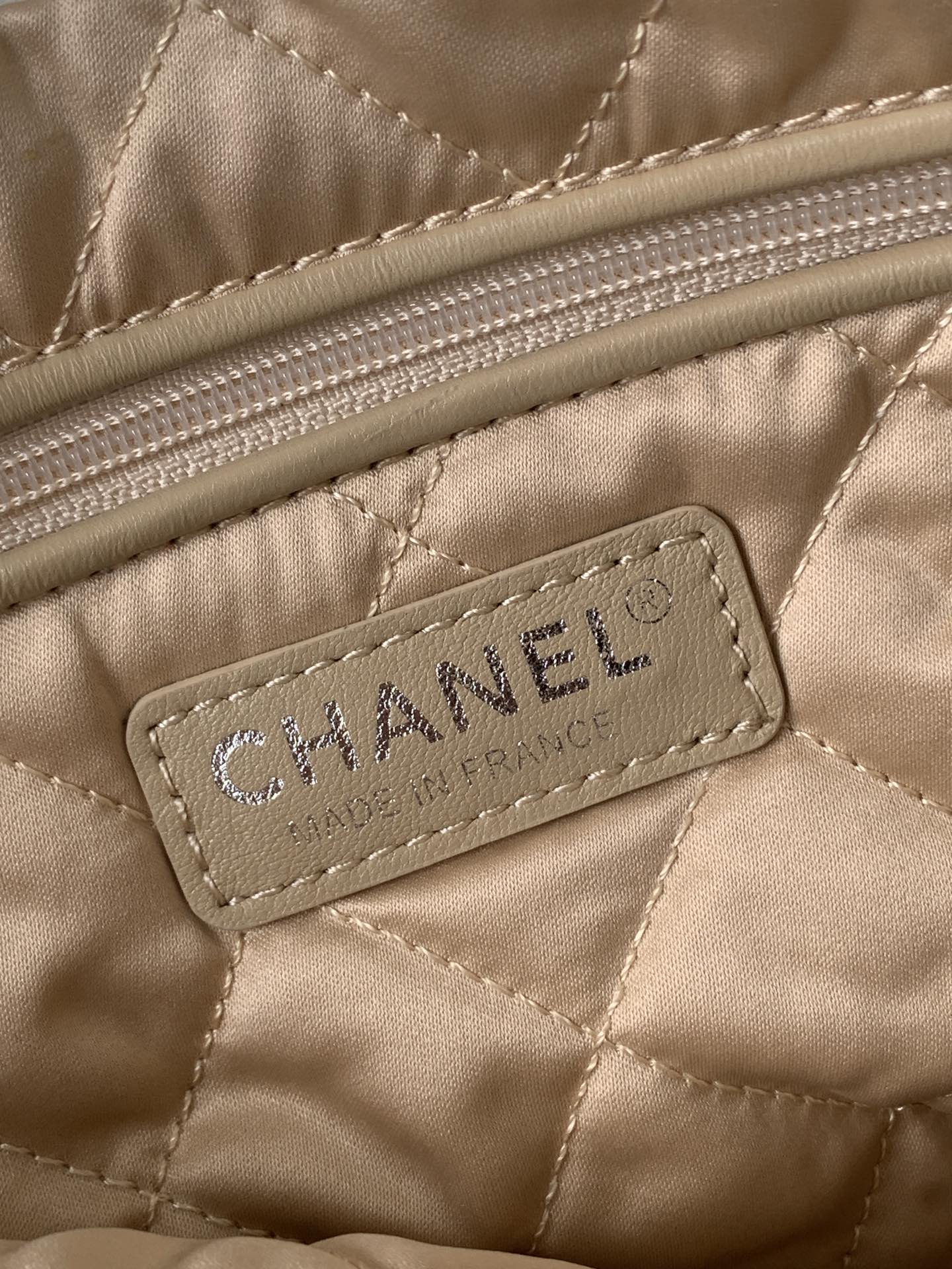 CHANEL MEDIUM 37 HANDBAG IN WHITE SHINY CALFSKIN SILVER HARDWARE
