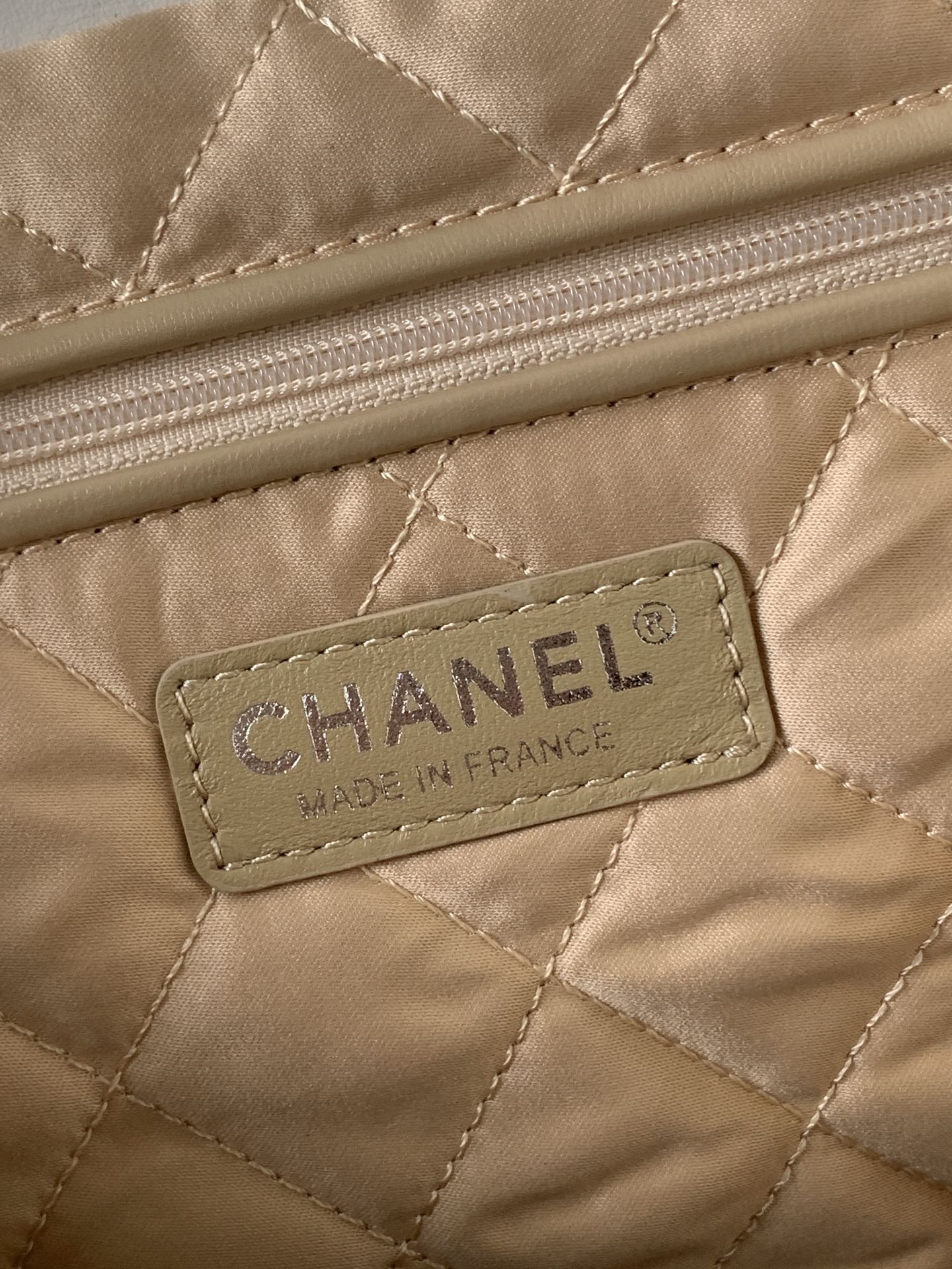 CHANEL LARGE 42 HANDBAG IN WHITE SHINY CALFSKIN SILVER HARDWARE