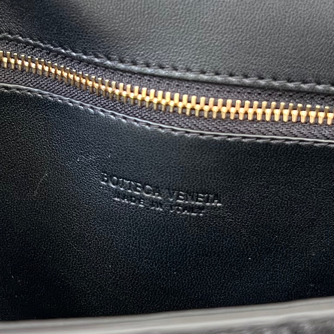 BOTTEGA VENETA ANDIAMO 21 IN BLACK LAMBSKIN