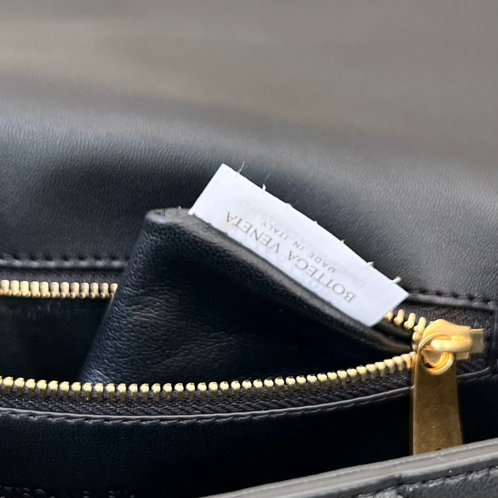 BOTTEGA VENETA ANDIAMO 21 IN BLACK LAMBSKIN