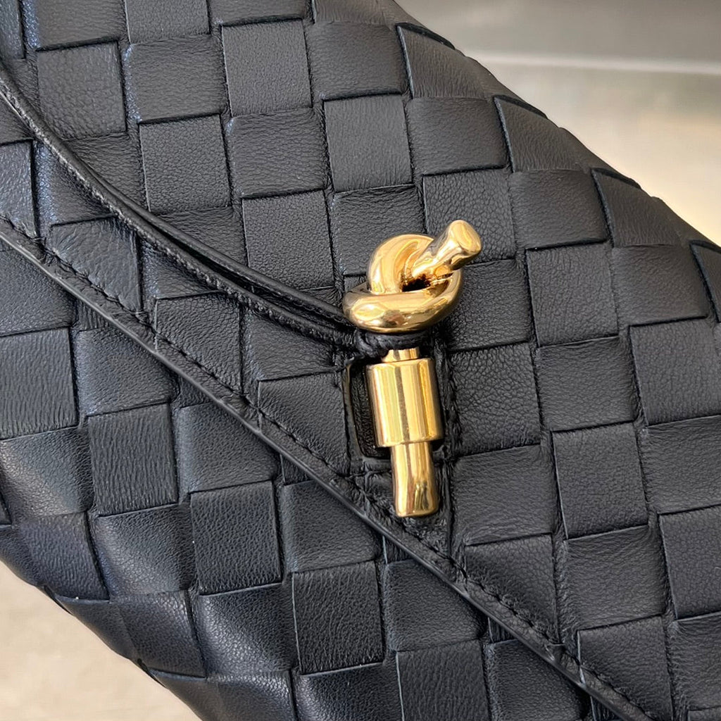 BOTTEGA VENETA ANDIAMO 21 IN BLACK LAMBSKIN