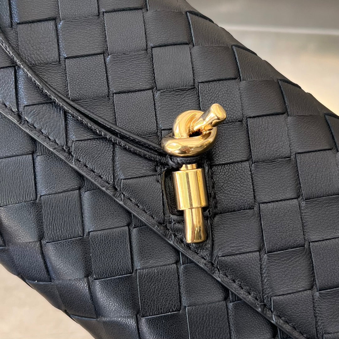 BOTTEGA VENETA ANDIAMO 21 IN BLACK LAMBSKIN