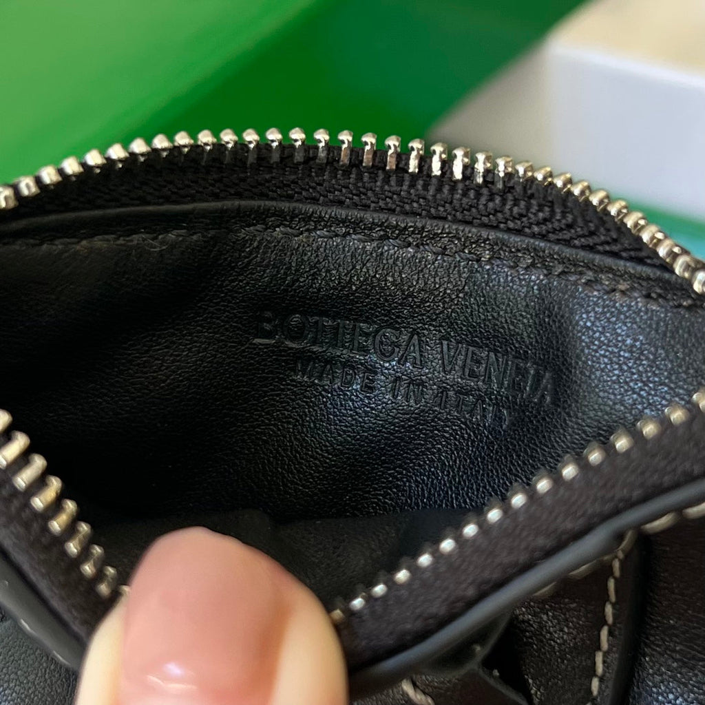 BOTTEGA VENETA ZIPPED CARD CASE 11 BLACK CALFSKIN