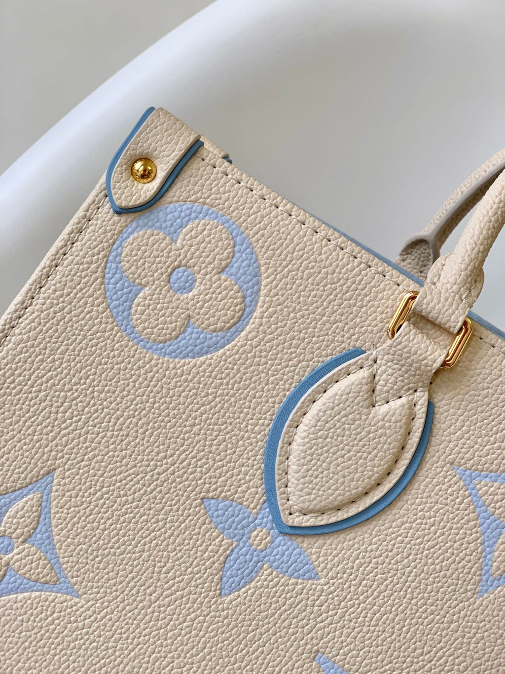 LOUIS VUITTON ONTHEGO MM 35CM CREAM BLUE