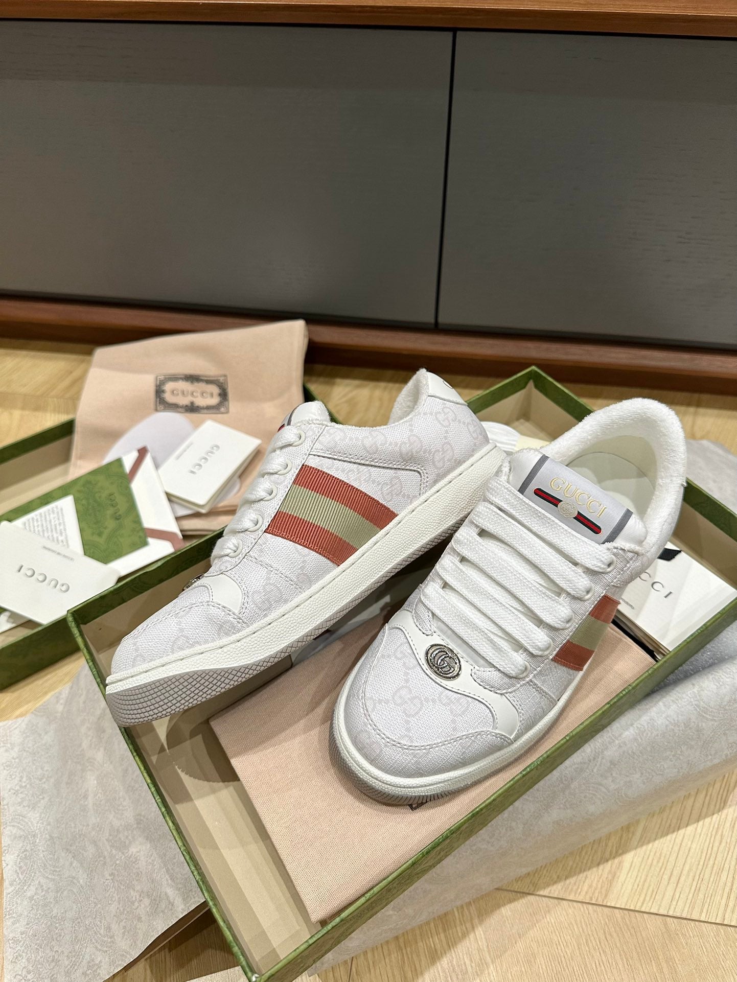 GUCCI WOMEN'S SCREENER TRAINER LIGHT GRAY CALFSKIN