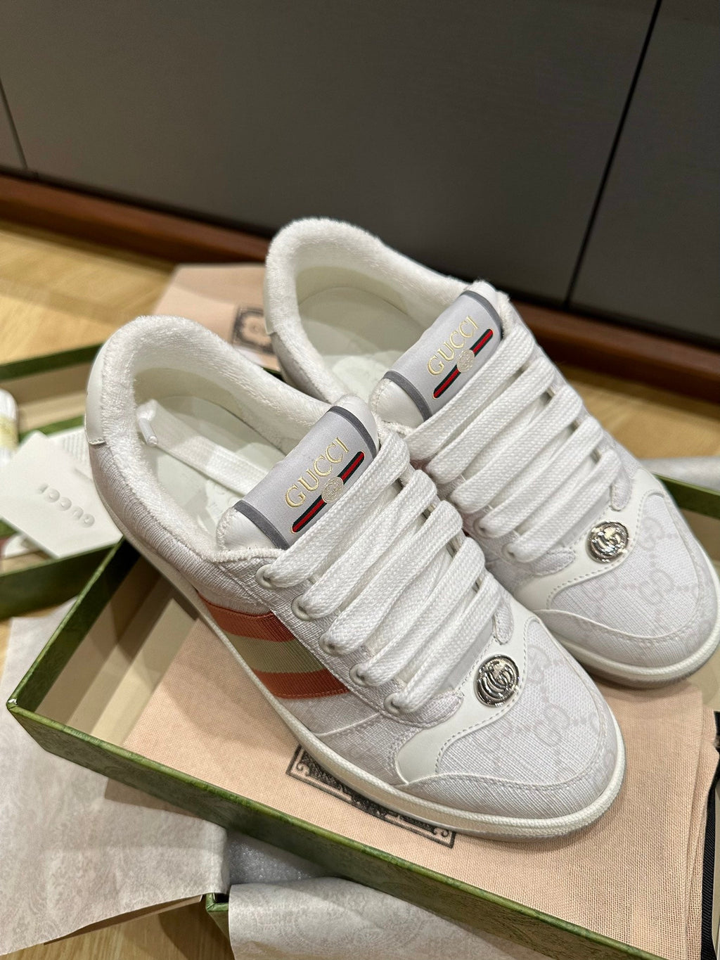 GUCCI WOMEN'S SCREENER TRAINER LIGHT GRAY CALFSKIN
