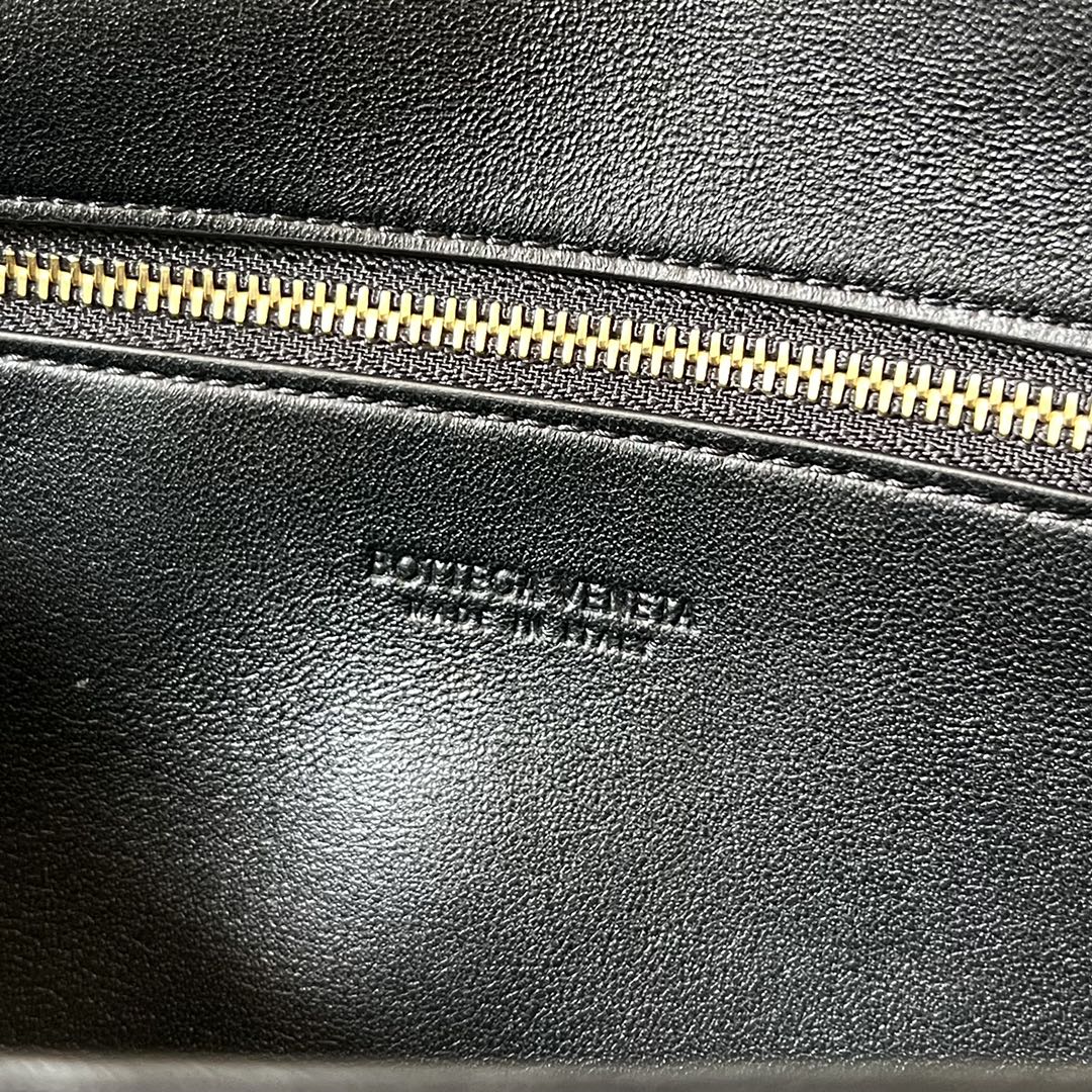 BOTTEGA VENETA Long Clutch Andiamo With Handle 31cm Black Calfskin Ghw