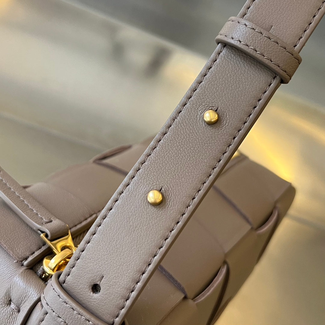 BOTTEGA VENETA BRICK CASSETTE 28 IN MEDIUM BROWN CALFSKIN