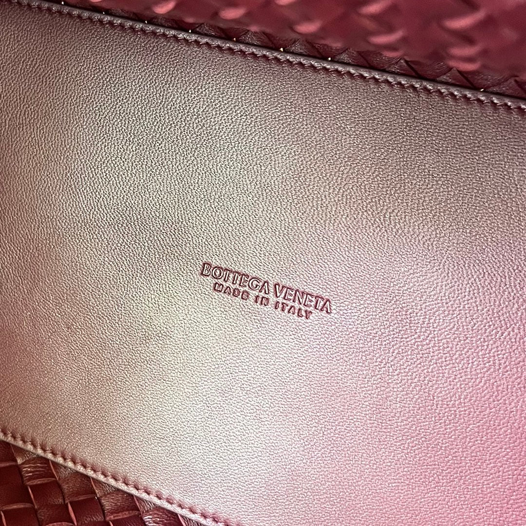 BOTTEGA VENETA SMALL CABAT 32 IN BURGUNDY RED LAMBSKIN