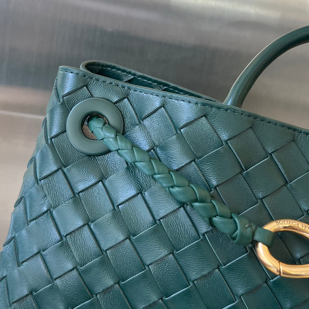 BOTTEGA VENETA SMALL ANDIAMO 29 IN EMERALD GREEN LAMBSKIN