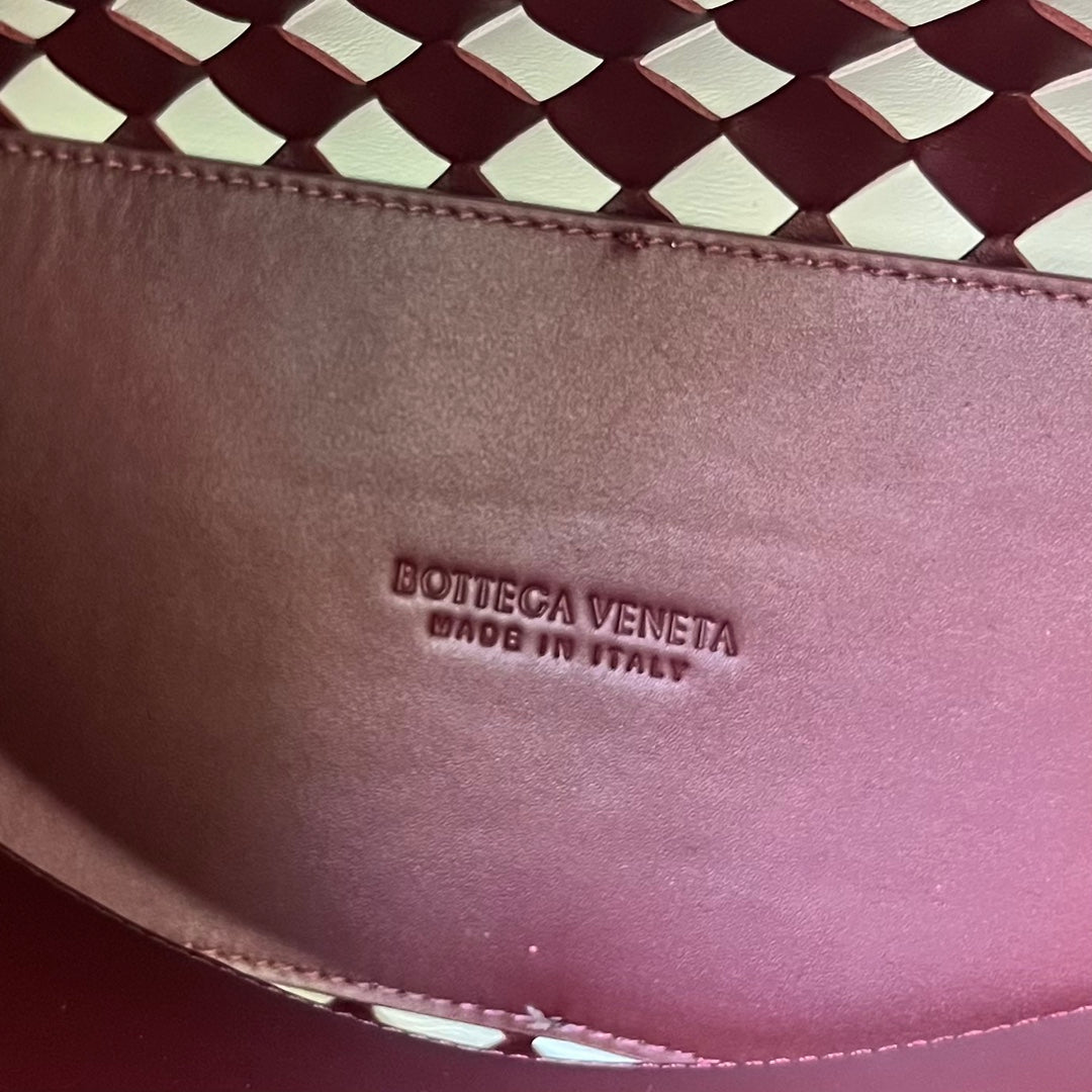 BOTTEGA VENETA MEDIUM ANDIAMO 32 IN RED WHITE CALFSKIN