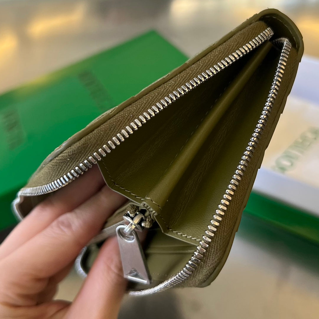 BOTTEGA VENETA INTRECCIATO 19 WALLET IN OLIVE GREEN CALFSKIN