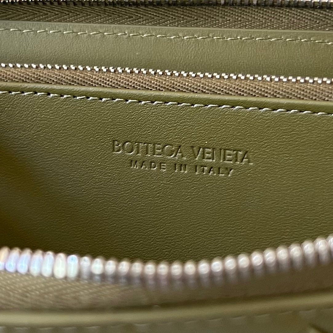 BOTTEGA VENETA INTRECCIATO 19 WALLET IN OLIVE GREEN CALFSKIN