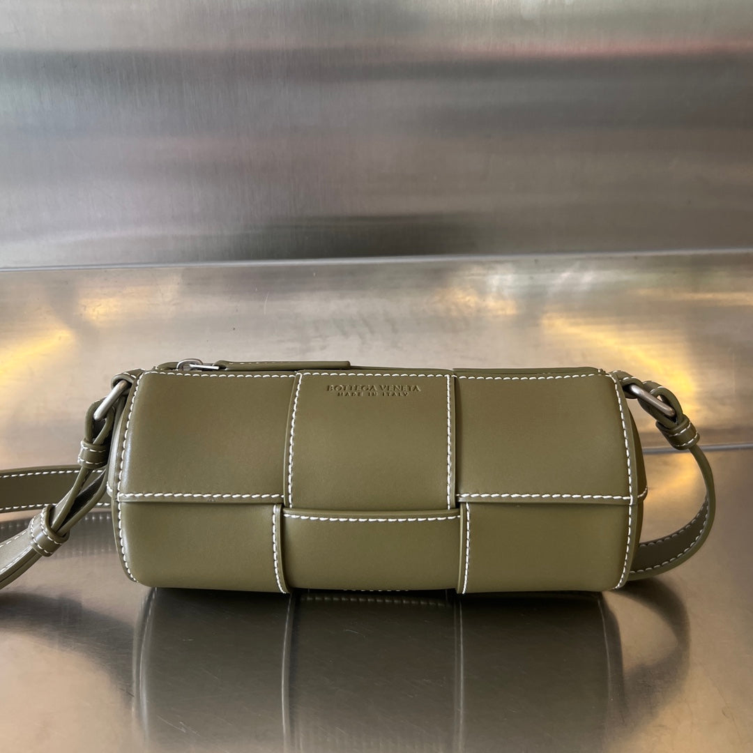 BOTTEGA VENETA SMALL CYLINDER CASSETTE 21 IN TOBACCO BROWN CALFSKIN