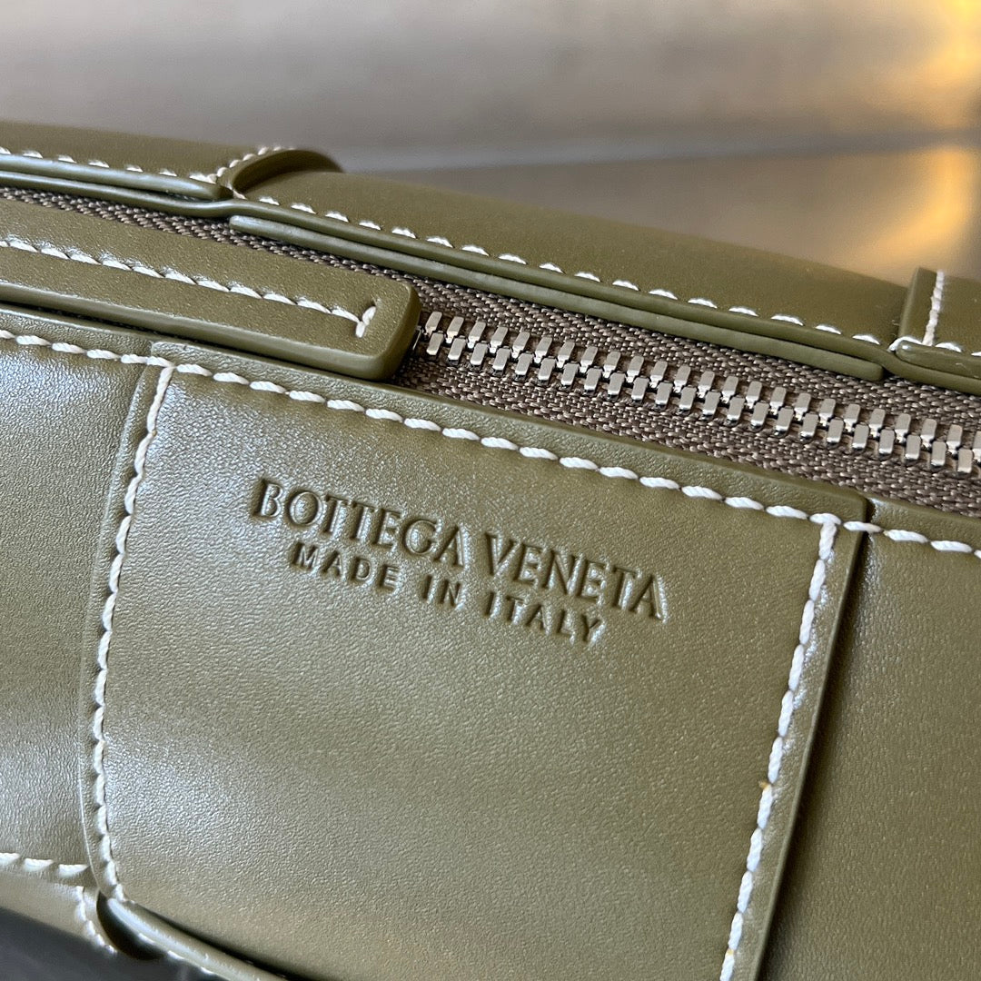 BOTTEGA VENETA SMALL CYLINDER CASSETTE 21 IN TOBACCO BROWN CALFSKIN