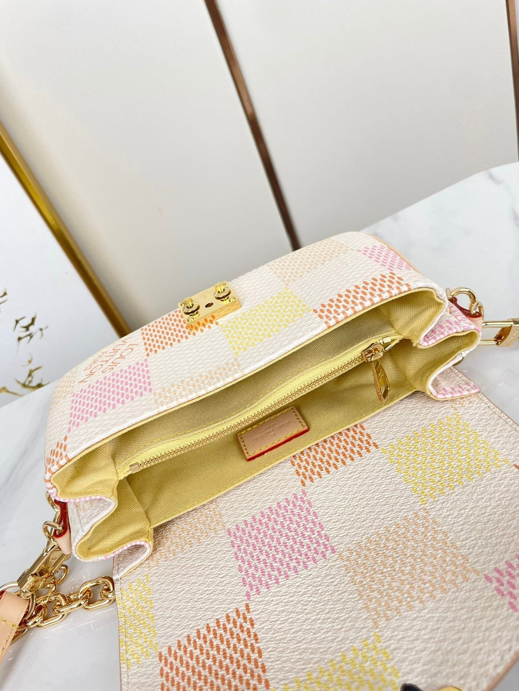 LOUIS VUITTON POCHETTE MÉTIS EAST WEST 21 IN PEACH DAMIER GIANT CANVAS GOLD HARDWARE