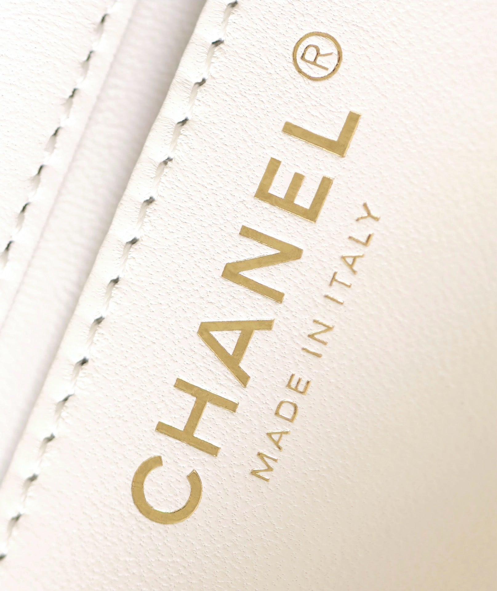 CHANEL 25S FLAP BAG 17 CM IN WHITE LAMBSKIN PEARL STRAP WITH GOLD HARDWARE