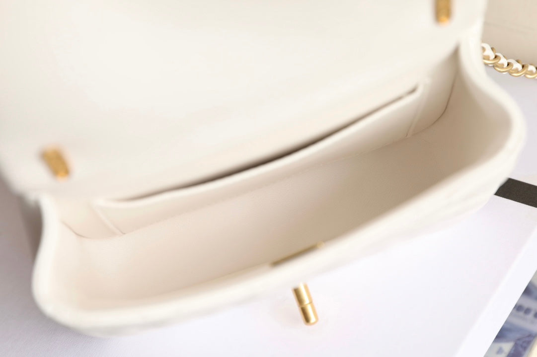 CHANEL 25S FLAP BAG 17 CM IN WHITE LAMBSKIN PEARL STRAP WITH GOLD HARDWARE