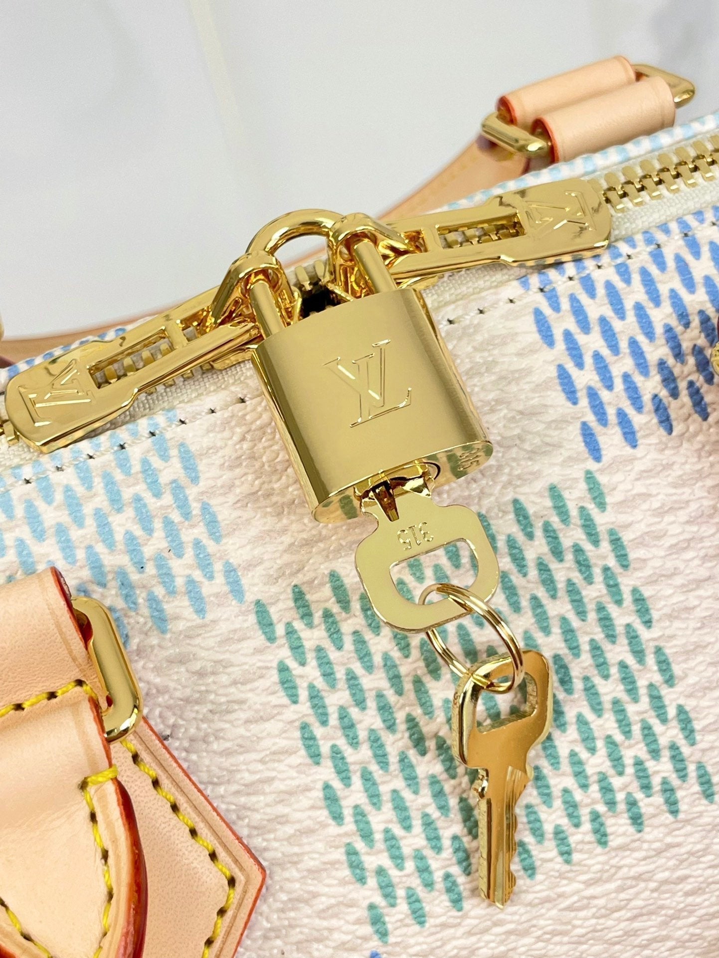 LOUIS VUITTON SPEEDY BANDOULIÈRE 20 IN PISTACHIO DAMIER GIANT CANVAS GOLD HARDWARE