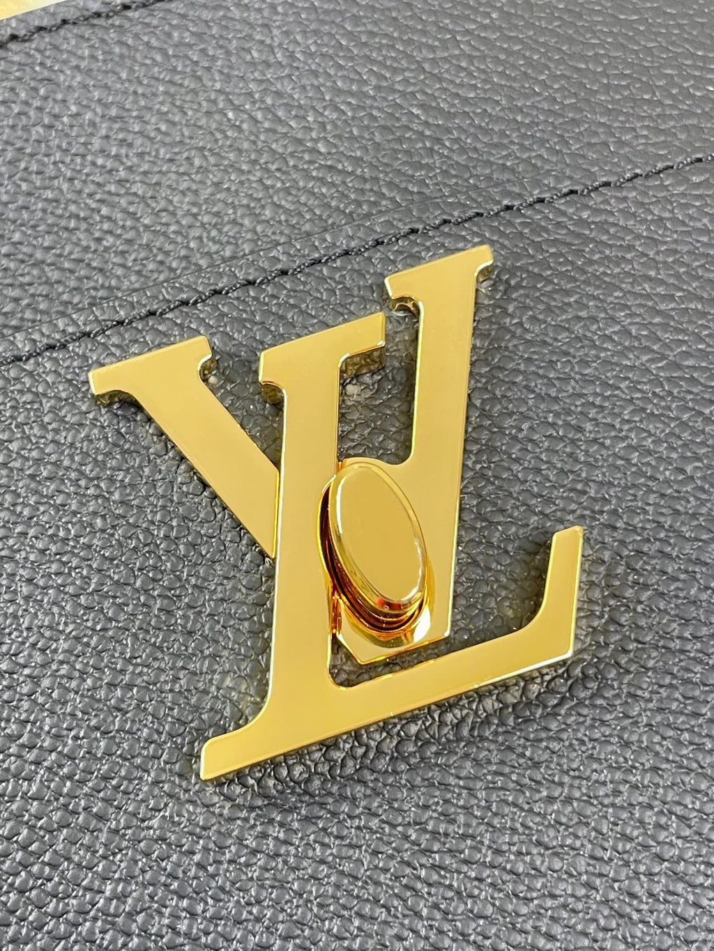 LOUIS VUITTON LOCK AND WALK 20 IN BLACK GRAINED CALFSKIN GOLD HARDWARE