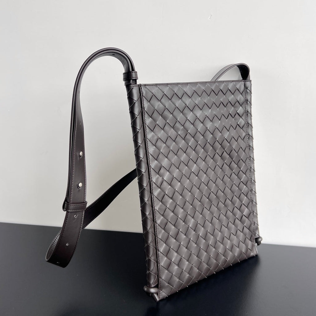 BOTTEGA VENETA LARGE 35 FLAT LOOP IN BLACK CALFSKIN