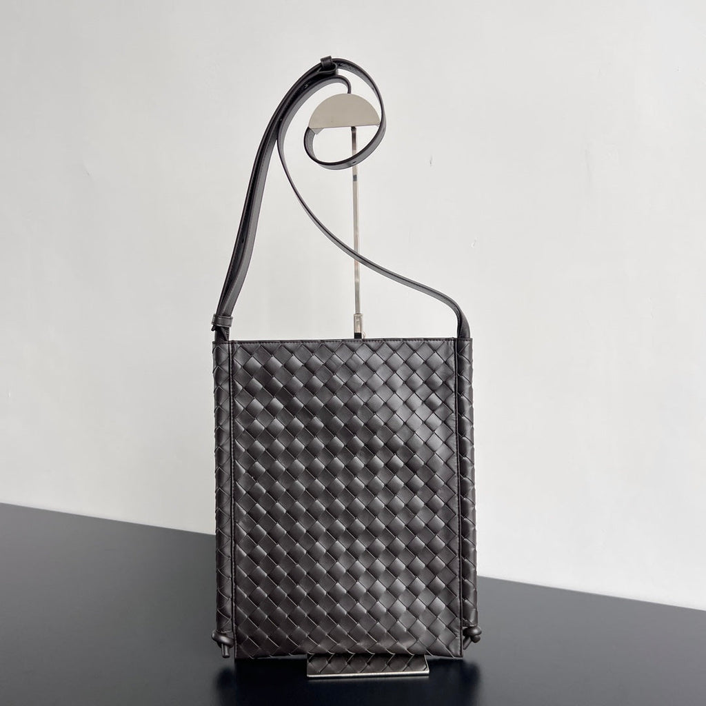 BOTTEGA VENETA LARGE 35 FLAT LOOP IN BLACK CALFSKIN