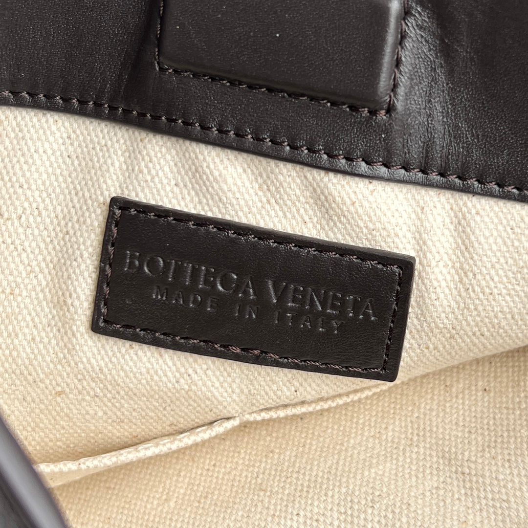 BOTTEGA VENETA LARGE 35 FLAT LOOP IN BLACK CALFSKIN