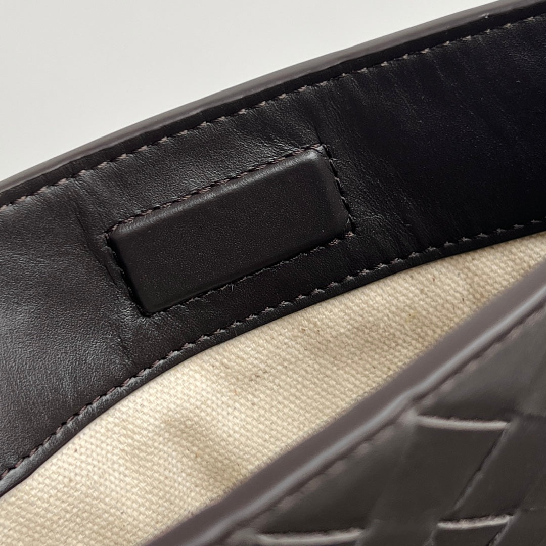 BOTTEGA VENETA LARGE 35 FLAT LOOP IN BLACK CALFSKIN