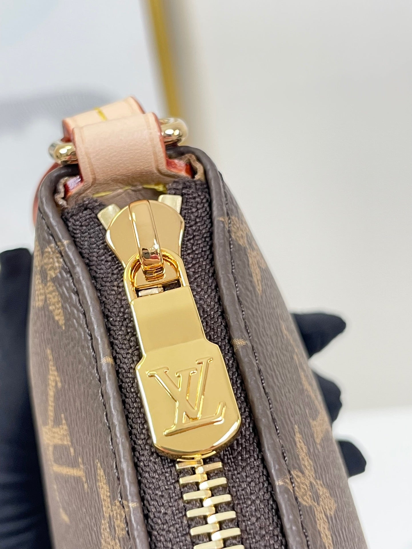 LOUIS VUITTON POCHETTE TIRETTE 22 IN BROWN MONOGRAM CANVAS GOLD BUCKLE