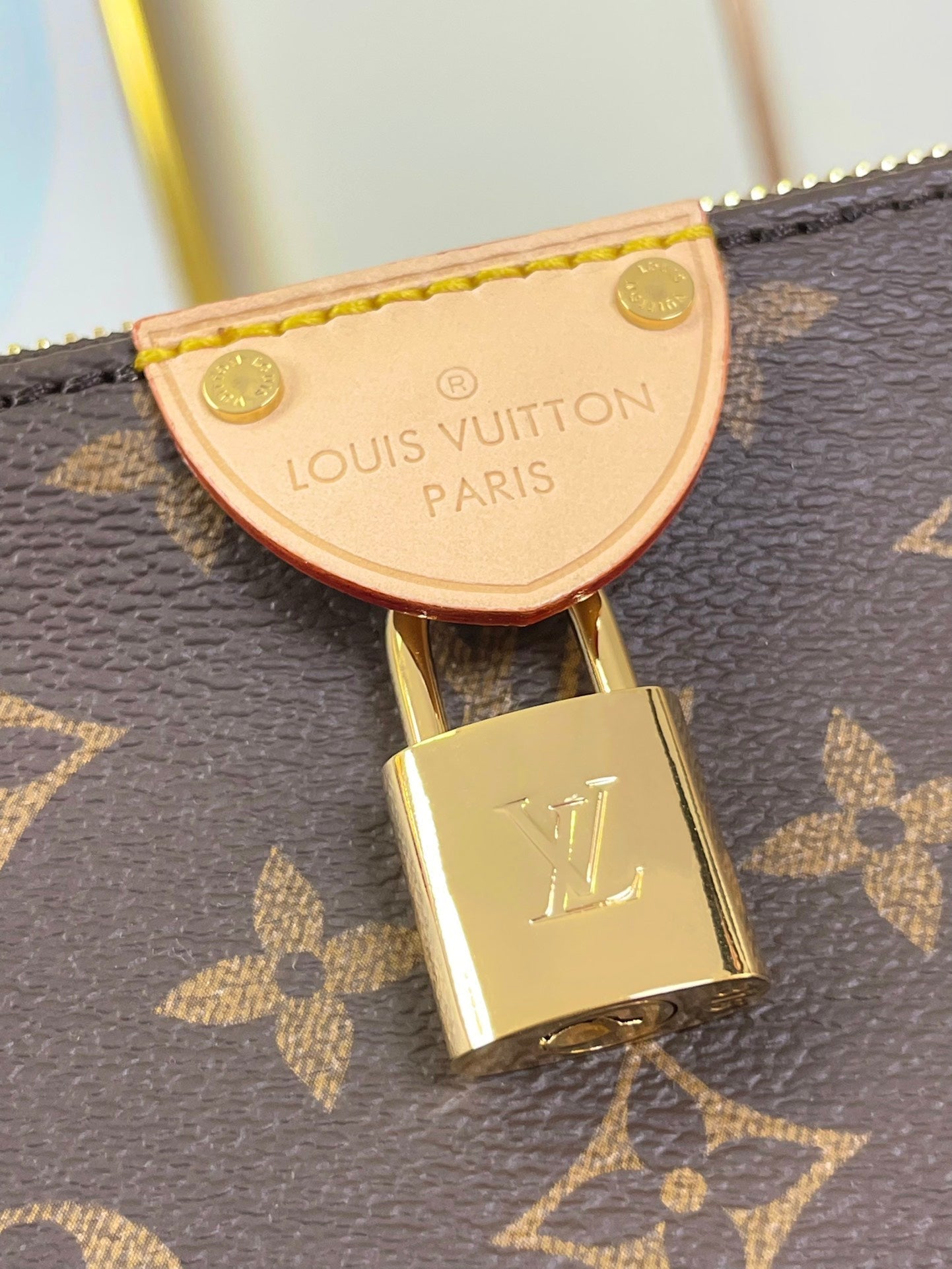 LOUIS VUITTON POCHETTE TIRETTE 22 IN BROWN MONOGRAM CANVAS GOLD BUCKLE