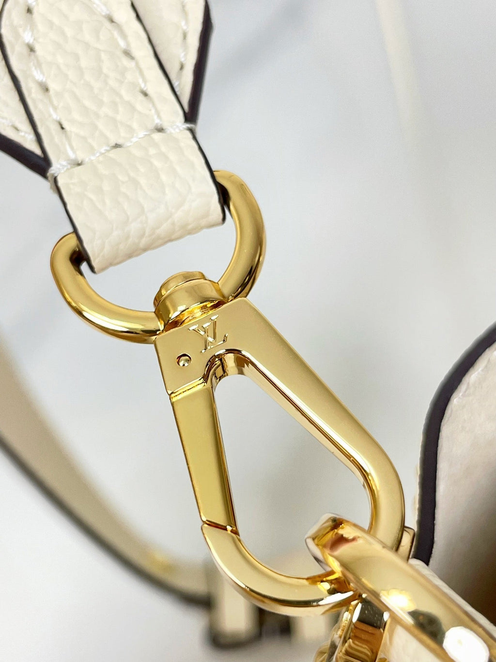 LOUIS VUITTON LOCK AND WALK 20 IN CREAM GRAINED CALFSKIN GOLD HARDWARE